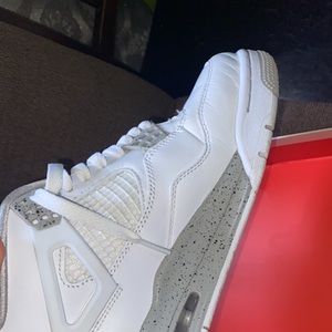 Retro 4’s white Oreo